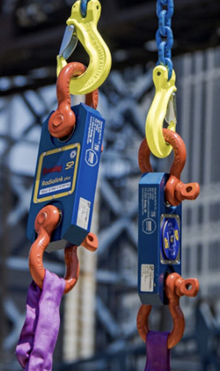 Crosby S-209 shackle in rigging application