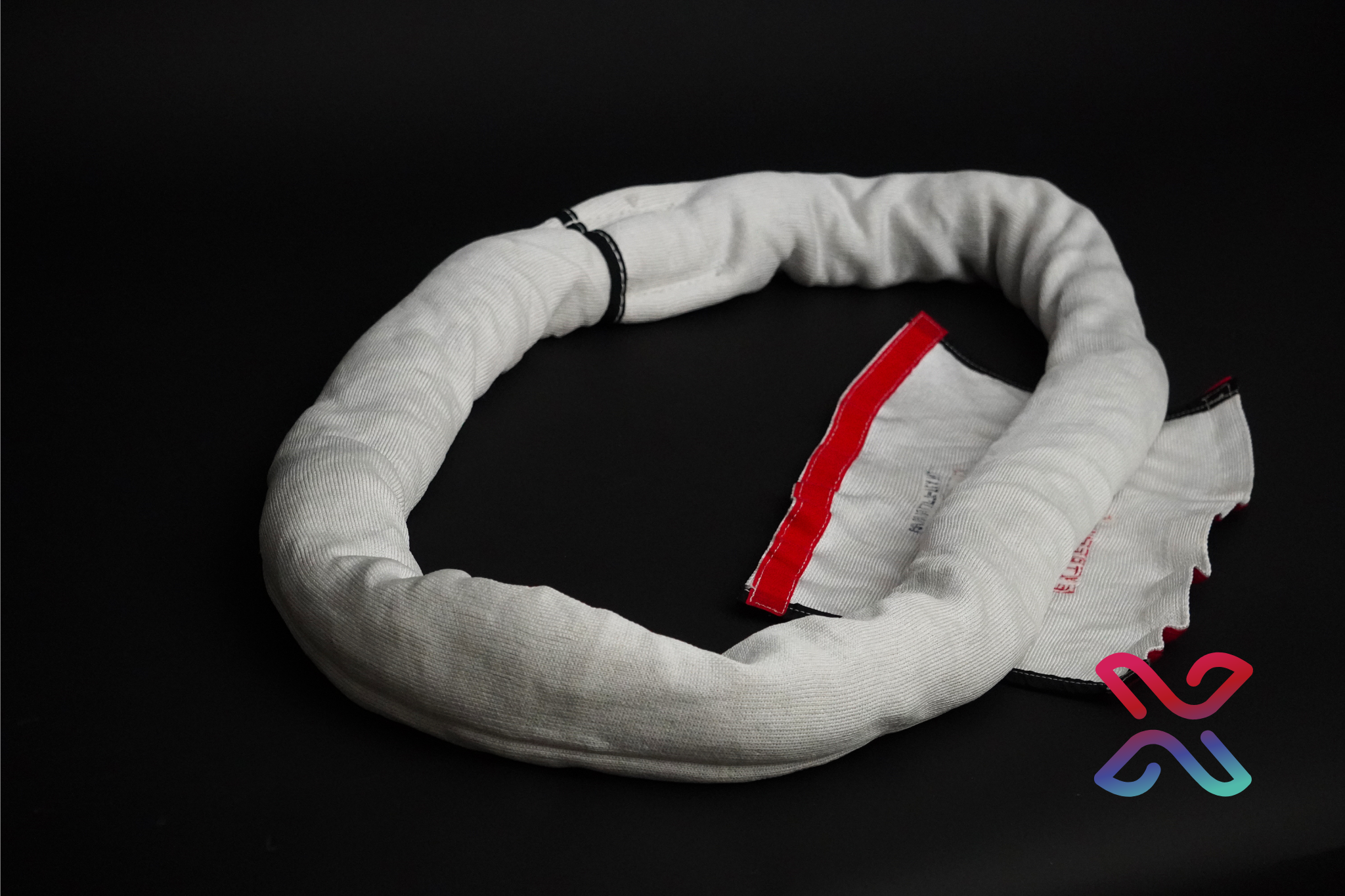 Extreema EP-L sleeve fitted to an endless round sling laid in a loop