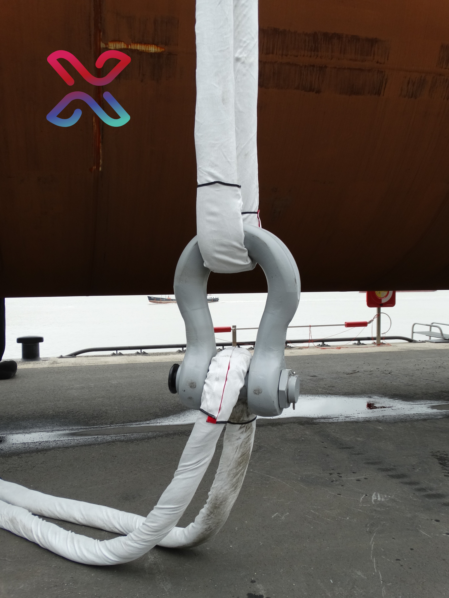 Extreema EP-L protective sleeves in use on slings at the shackle bearing points