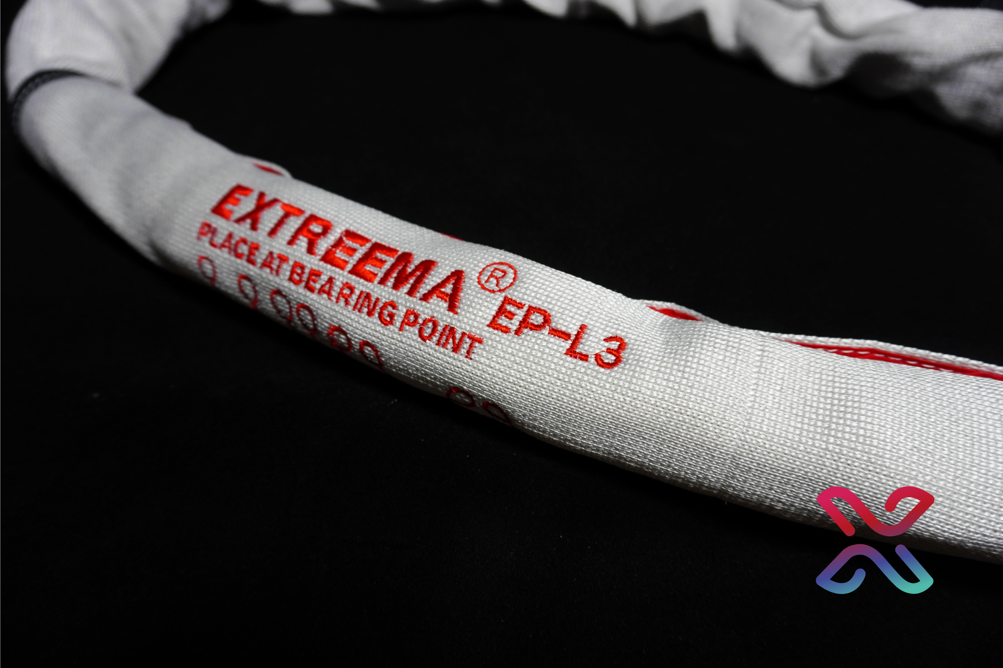Extreema EP-L sleeve on a round sling showing the PLACE AT BEARING POINT marking
